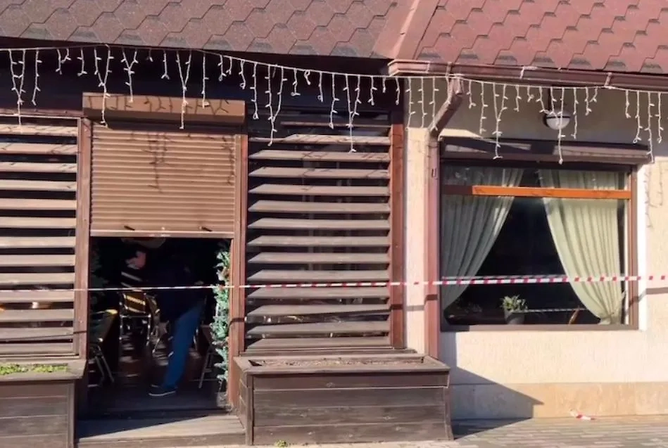 Кафе в Сухуме, где случилась перестрелка. Обложка © МВД Абхазии