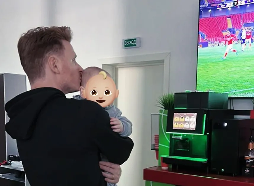 Гильермо Абаскаль с сыном Николаем. Фото © Telegram / ФК «Спартак-Москва»