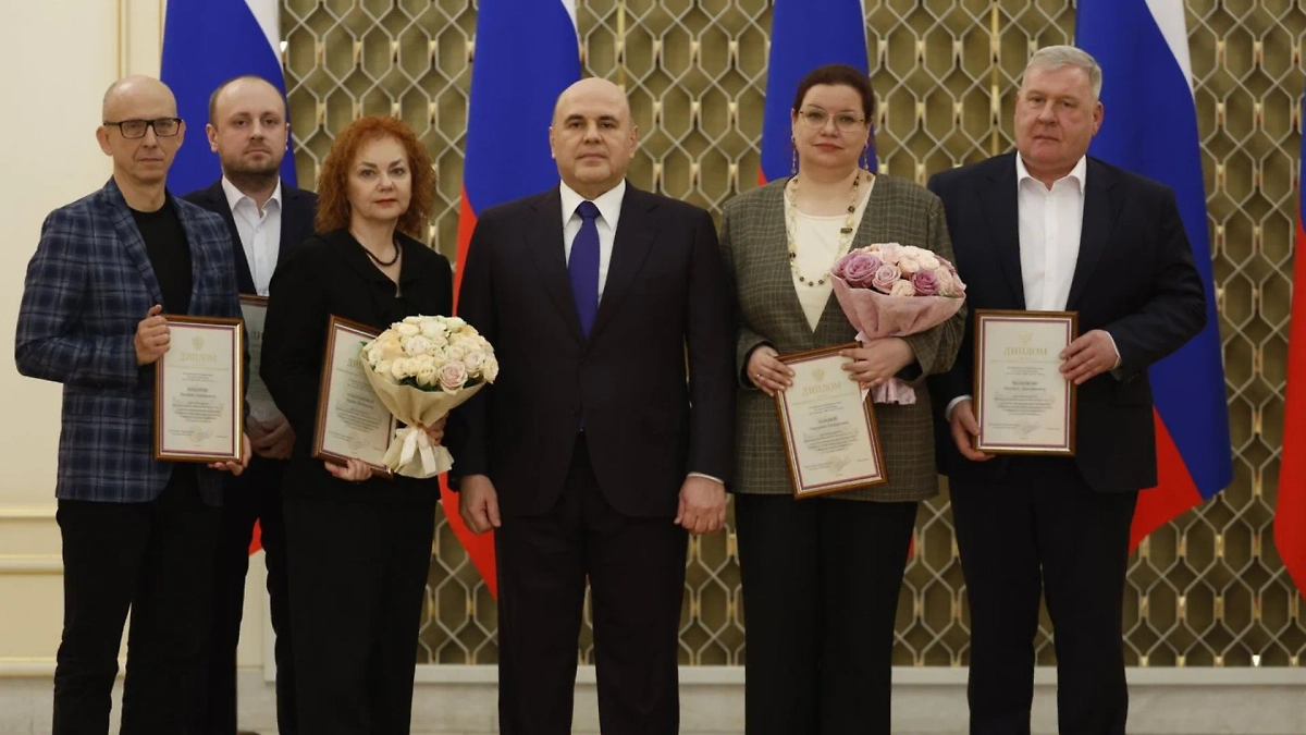 Премьер-министр РФ Михаил Мишустин с журналистами ИД «Аргументы и Факты». Фото © government.ru