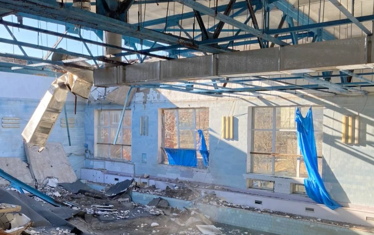 В школьном бассейне Владивостока рухнул потолок. Обложка © Telegram / Прокуратура Приморского края