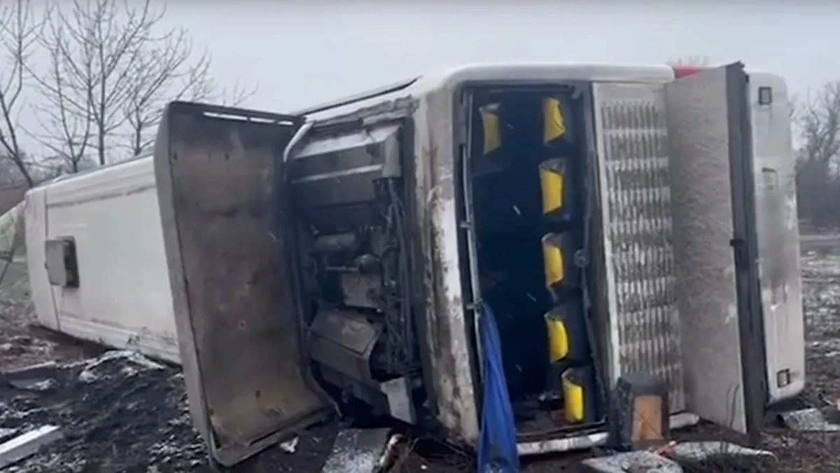 Пассажирский автобус попал в ДТП в ДНР. Обложка © VK / Донецкая группа новостей | Донецк. ДНР