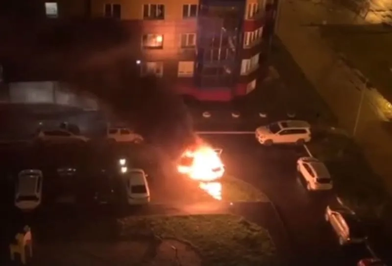 Кадр с места поджога автомобиля. Обложка © Telegram / Чё по Ростову?