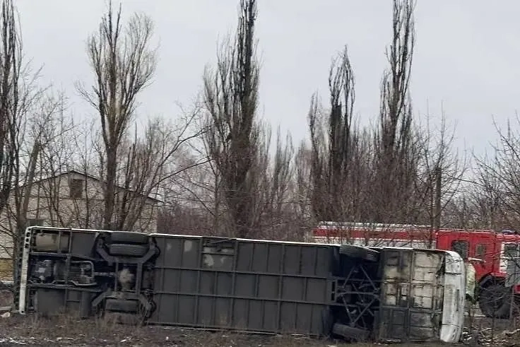 Перевернувшийся пассажирский автобус под Иловайском. Обложка © VK / Донецкая группа новостей | Донецк. ДНР