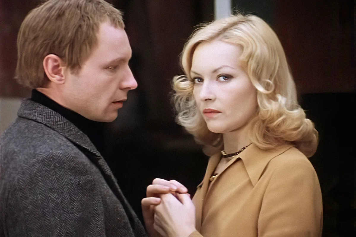 Костюмы в кино: тайны образов Нади, Жени и Ипполита. Фото © Кадр из фильма «Ирония судьбы, или С лёгким паром!», режиссёр Эльдар Рязанов, сценарий Эмиль Брагинский, Эльдар Рязанов / kino-teatr