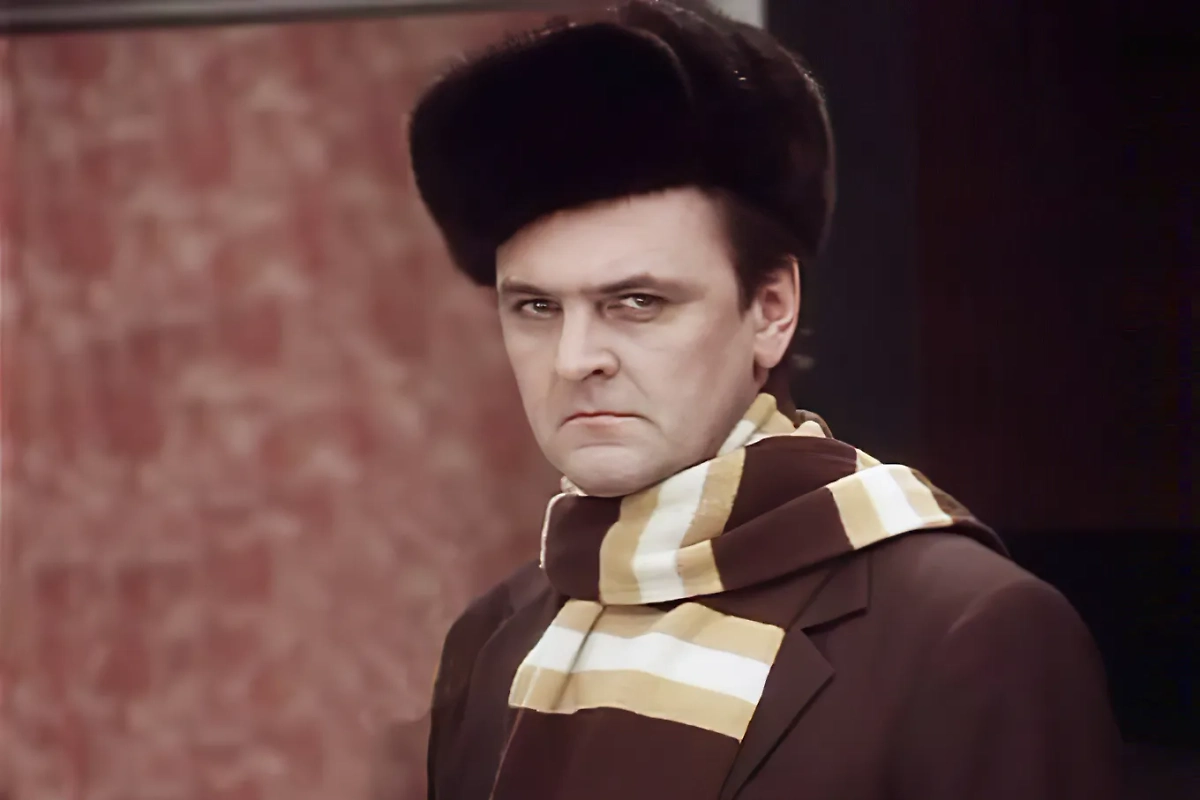 Почему Лукашин — ребёнок, а Ипполит — большой дядя. Фото © Кадр из фильма «Ирония судьбы, или С лёгким паром!», режиссёр Эльдар Рязанов, сценарий Эмиль Брагинский, Эльдар Рязанов / kino-teatr