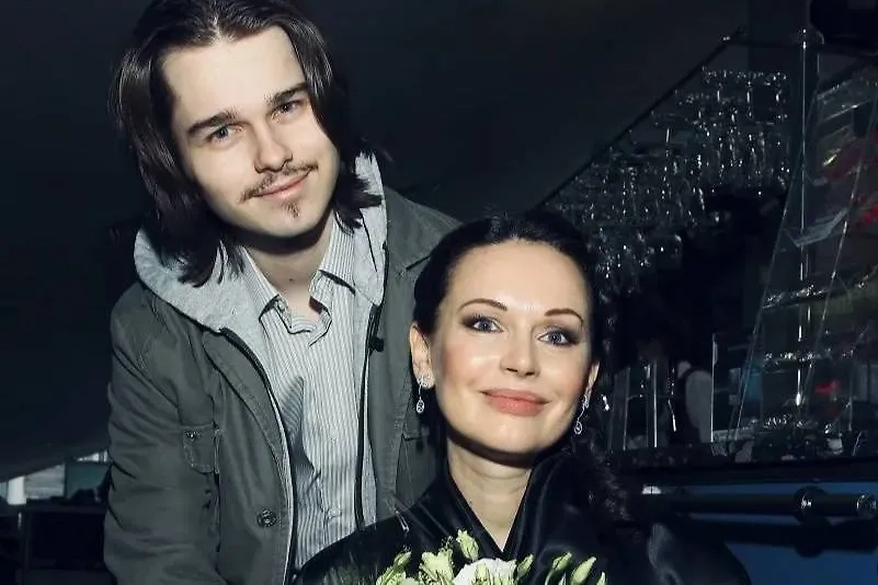 Ирина Безрукова с покойным сыном Андреем. Обложка © VK / Ирина Безрукова