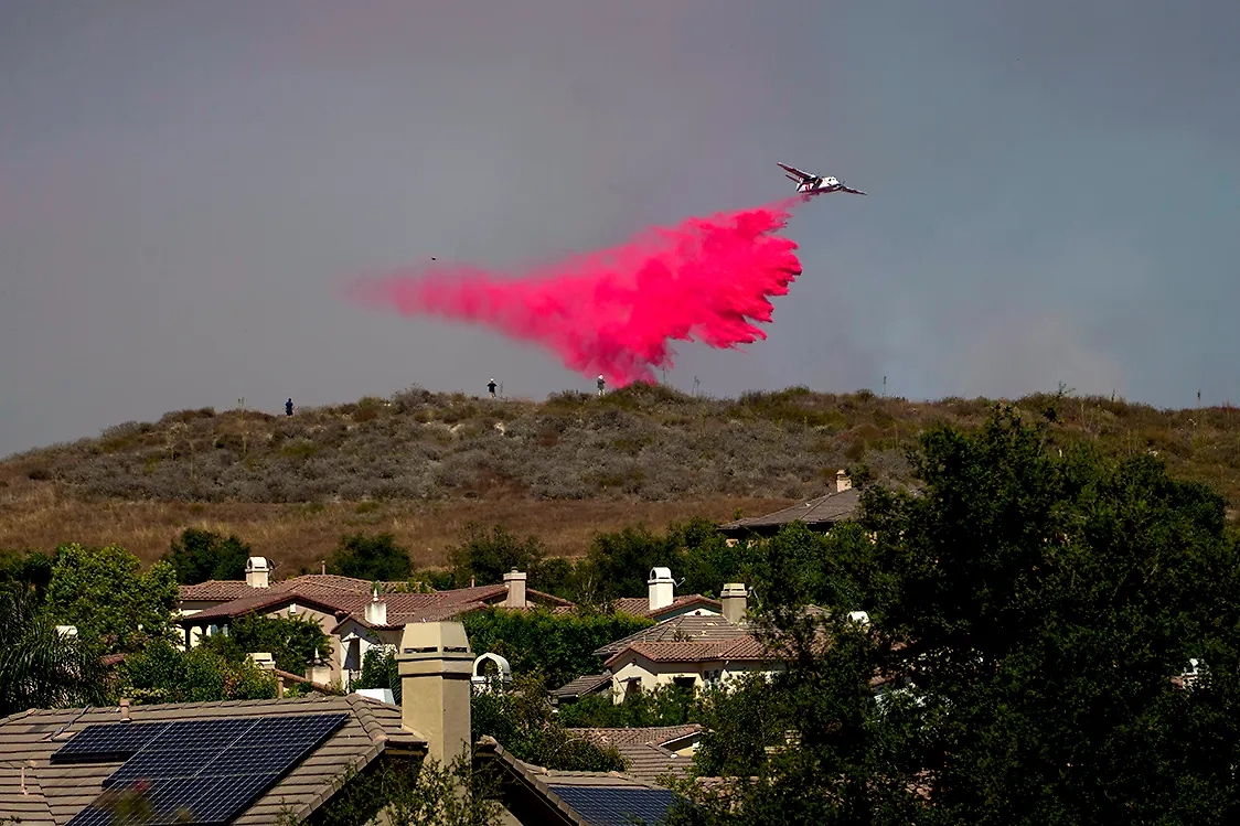 В США пытаются всеми способами потушить возгорания. Фото © ТАСС / AP/ Eric Thayer