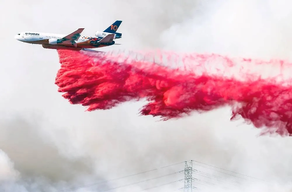 В США пытаются всеми способами потушить возгорания. Фото © ТАСС / ZUMA