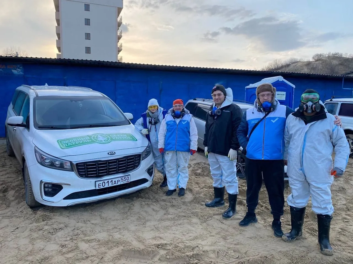 Волонтёры устраняют последствия ЧП с танкерами в Чёрном море. Фото © Life.ru / Анастасия Фатерина