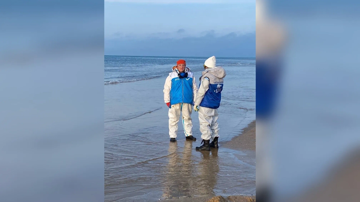 Волонтёры устраняют последствия ЧП с танкерами в Чёрном море. Фото © Life.ru / Анастасия Фатерина