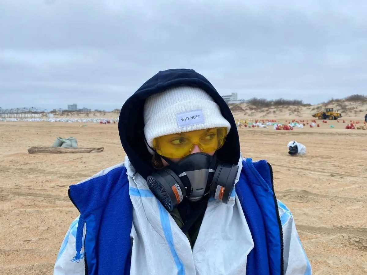 Волонтёры устраняют последствия ЧП с танкерами в Чёрном море. Фото © Life.ru / Анастасия Фатерина