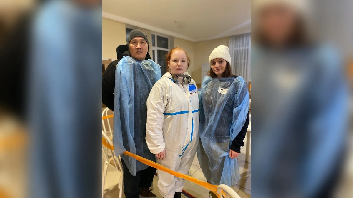 Волонтёры устраняют последствия ЧП с танкерами в Чёрном море. Фото © Life.ru / Анастасия Фатерина