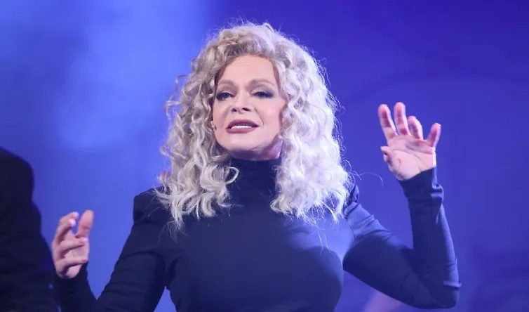 Лариса Долина. Обложка © АГН «Москва» / Василий Кузьмичёнок