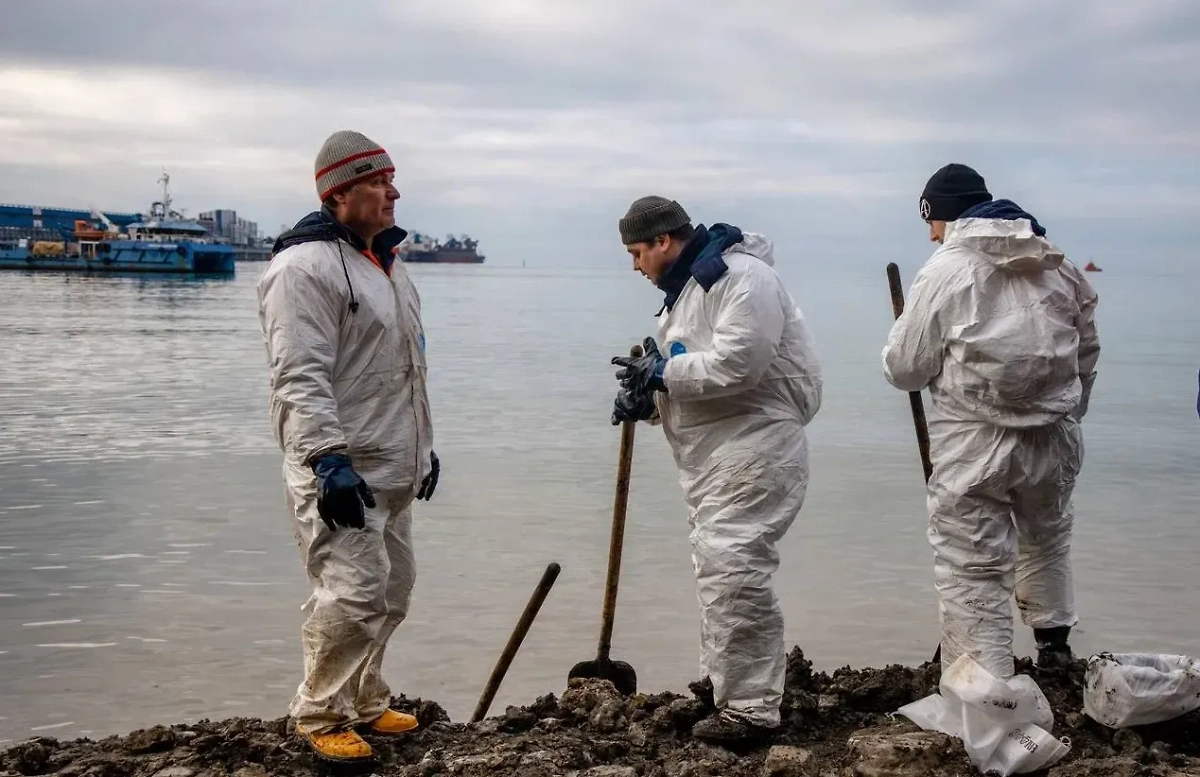 Волонтёры устраняют последствия ЧП с танкерами в Чёрном море. Фото © Telegram / Минтранс РФ