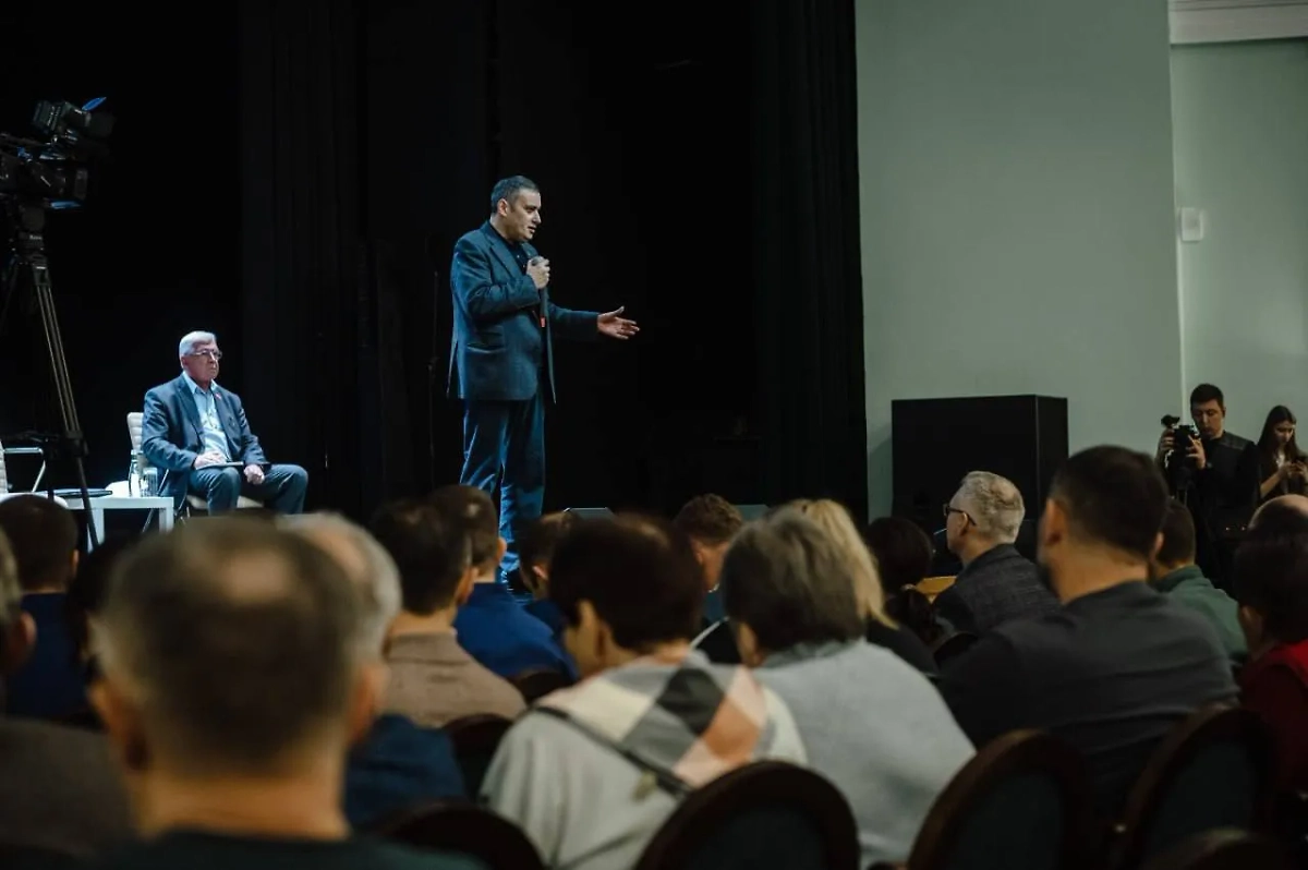 Александр Хинштейн на встрече с жителями Курской области. Обложка © Telegram / Александр Хинштейн