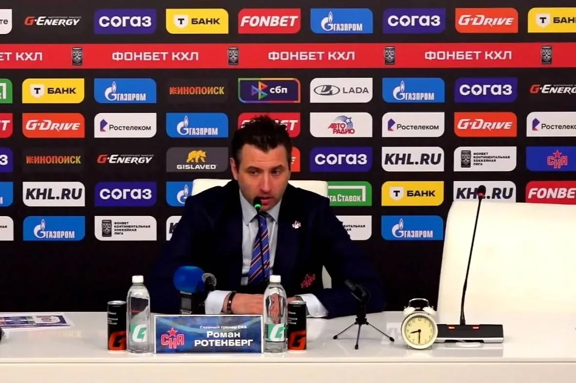 Роман Ротенберг с будильником. Обложка © VK / Хоккейный клуб СКА