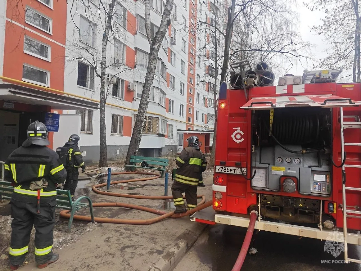 Кадр с места пожара в доме на востоке Москвы. Обложка © VK / МЧС России