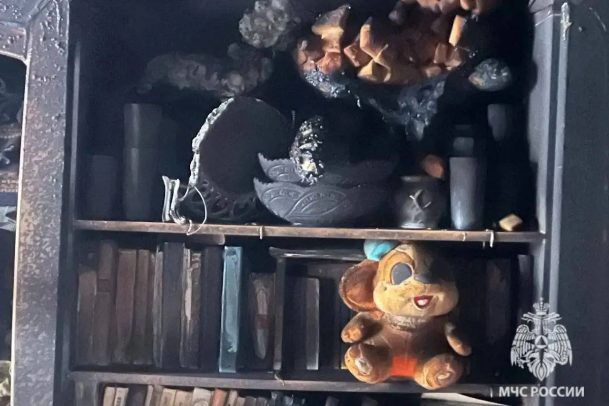 Пожар начался в детской комнате. Фото © VK / МЧС России