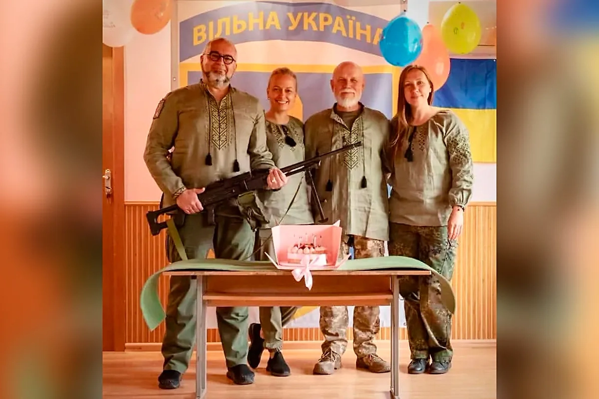 Жук (третий слева) и повзрослевшие «выпускницы» его бандеровской ячейки. Фото © Facebook (признан экстремистской организацией и запрещён на территории Российской Федерации) / Anna Grechishkina