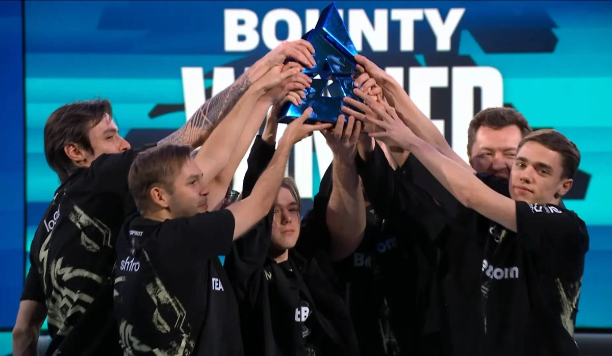 Команда Team Spirit с кубком. Обложка © YouTube / BLAST Premier