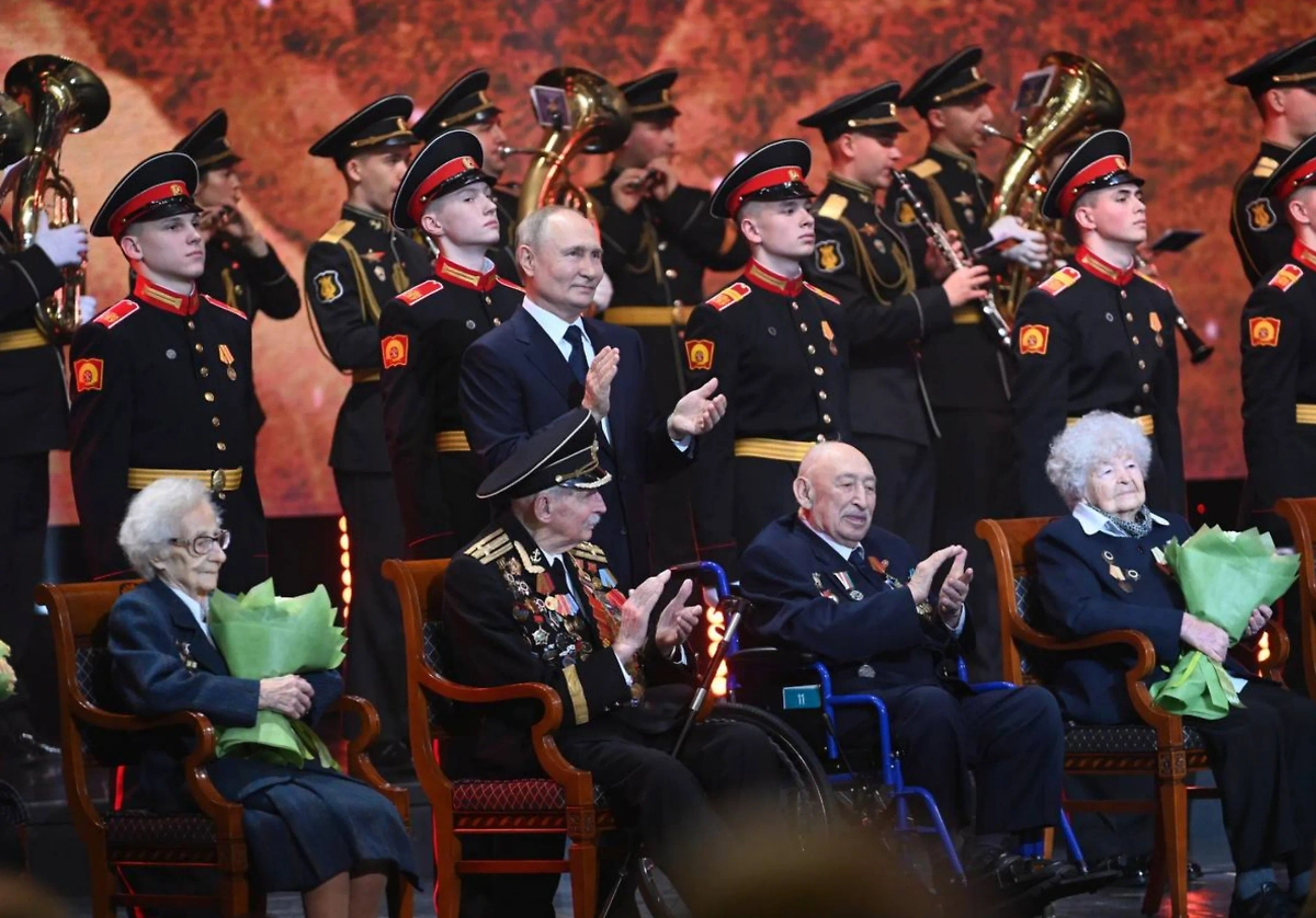 Владимир Путин награждает ветеранов битвы за Ленинград. Обложка © Life.ru