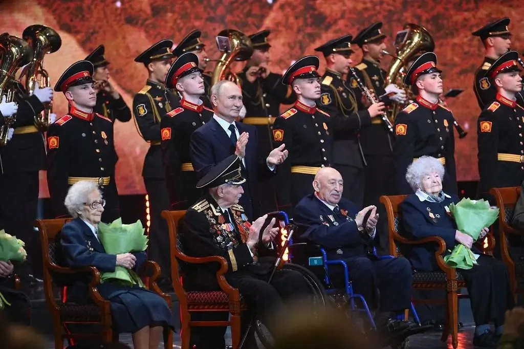 Владимир Путин на концерте в честь годовщины снятия блокады Ленинграда. Обложка © Life.ru / Павел Баранов