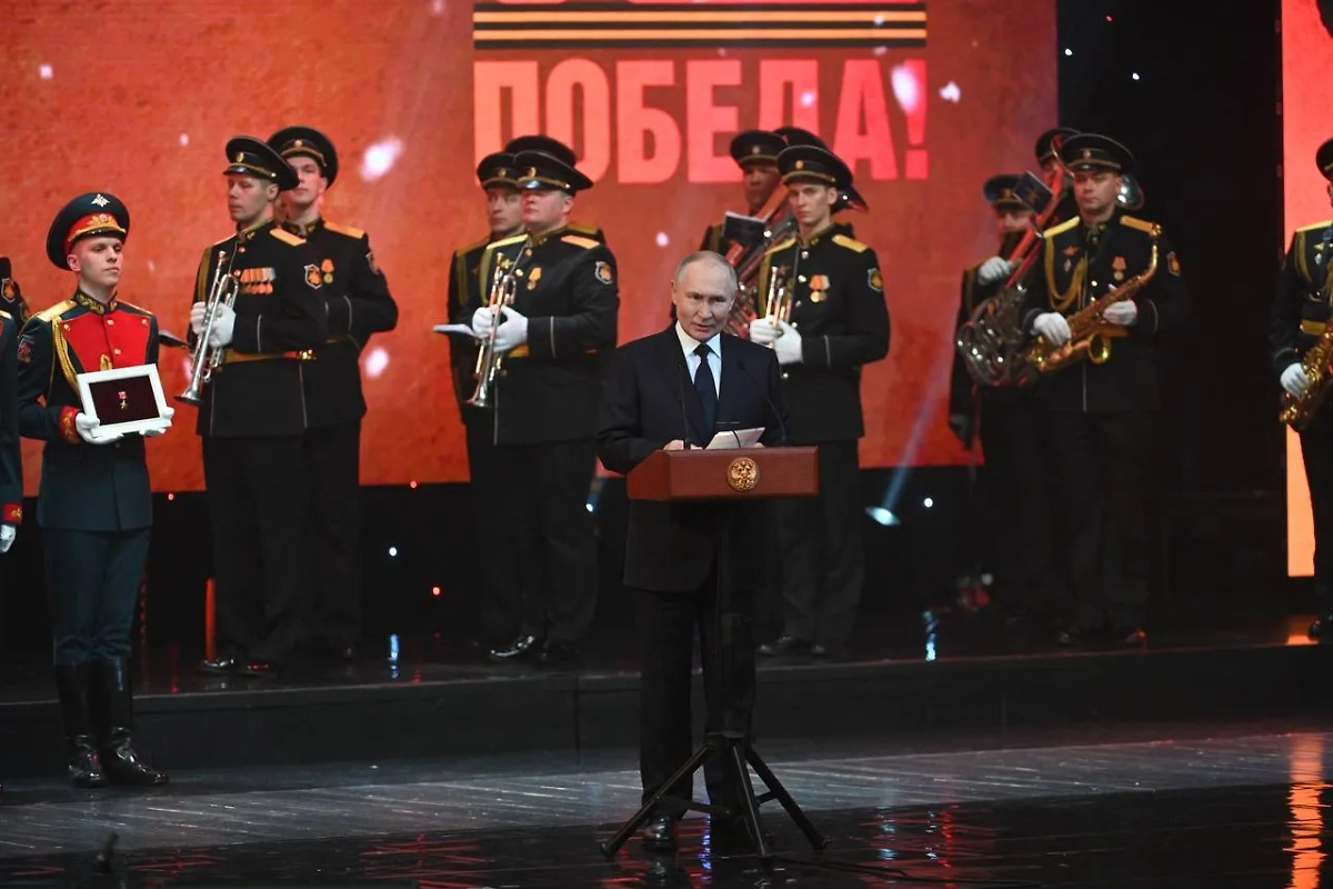 Владимир Путин на церемонии вручения наград ветеранам-ленинградцам в день 81-й годовщины снятия блокады. Фото © Life.ru