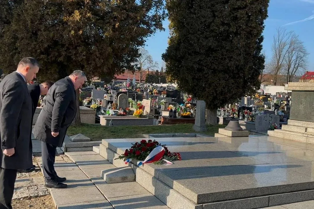 Генконсул Сергей Линевич с коллегами у мемориала. Обложка © Telegram / Генеральное консульство России в Кракове