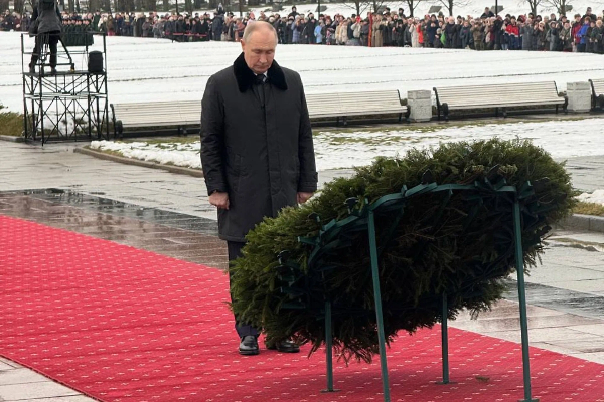 Владимир Путин у подножия монумента «Мать-Родина» в Санкт-Петербурге. Обложка © Life.ru