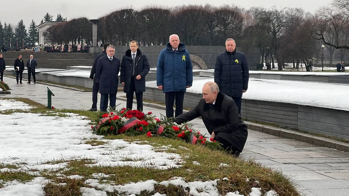 Президент России Владимир Путин возложил цветы на братскую могилу на Пискарёвском кладбище. Обложка © Life.ru