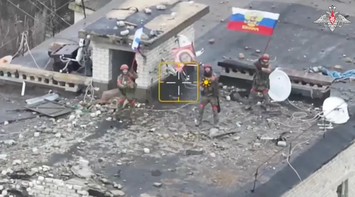 Российский триколор в Великой Новосёлке в ДНР. Обложка © Telegram / Минобороны России