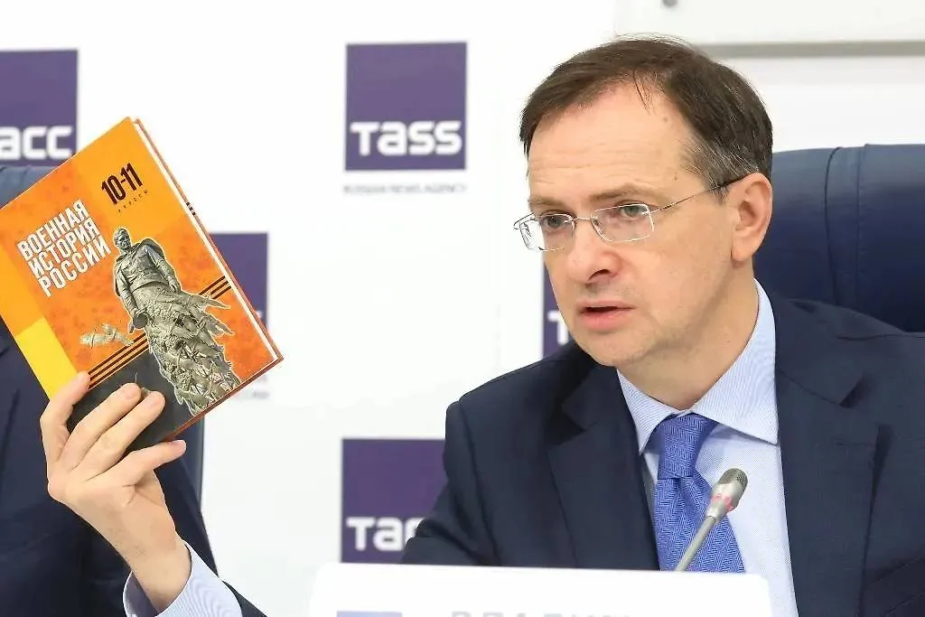 Владимир Мединский с новым учебным пособием. Обложка © ТАСС / Сергей Фадеичев