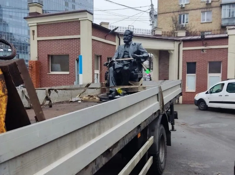 Памятник Павлову снесли в Киеве. Обложка © dtc.kyivcity.gov.ua