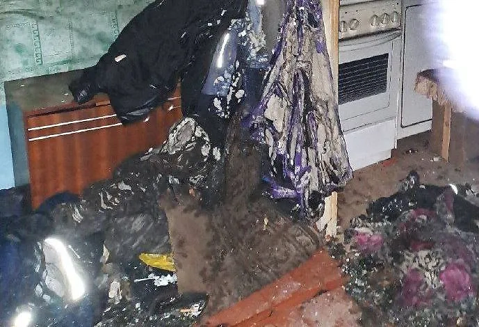 Мужчина поджёг дом с бывшей женой и детьми. Обложка © Telegram / Следком38