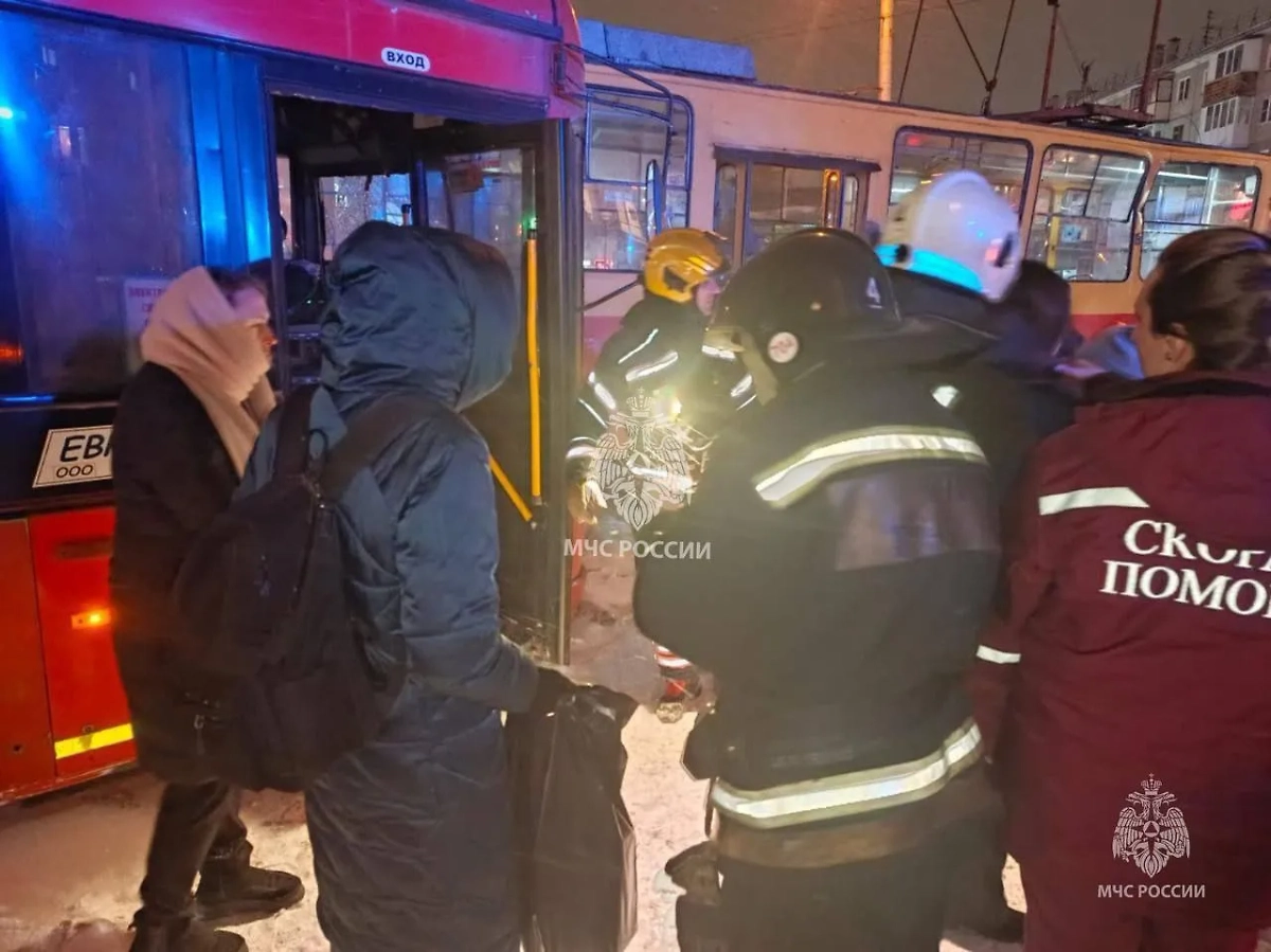 Место столкновения трамвая и автобуса в Барнауле. Фото © МЧС Алтайского края