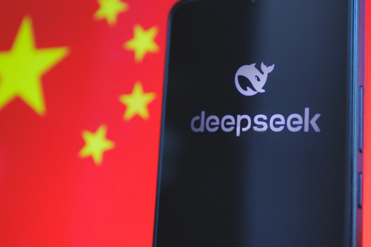 Китайский чат-бот DeepSeek. Обложка © Shutterstock / FOTODOM / Rokas Tenys