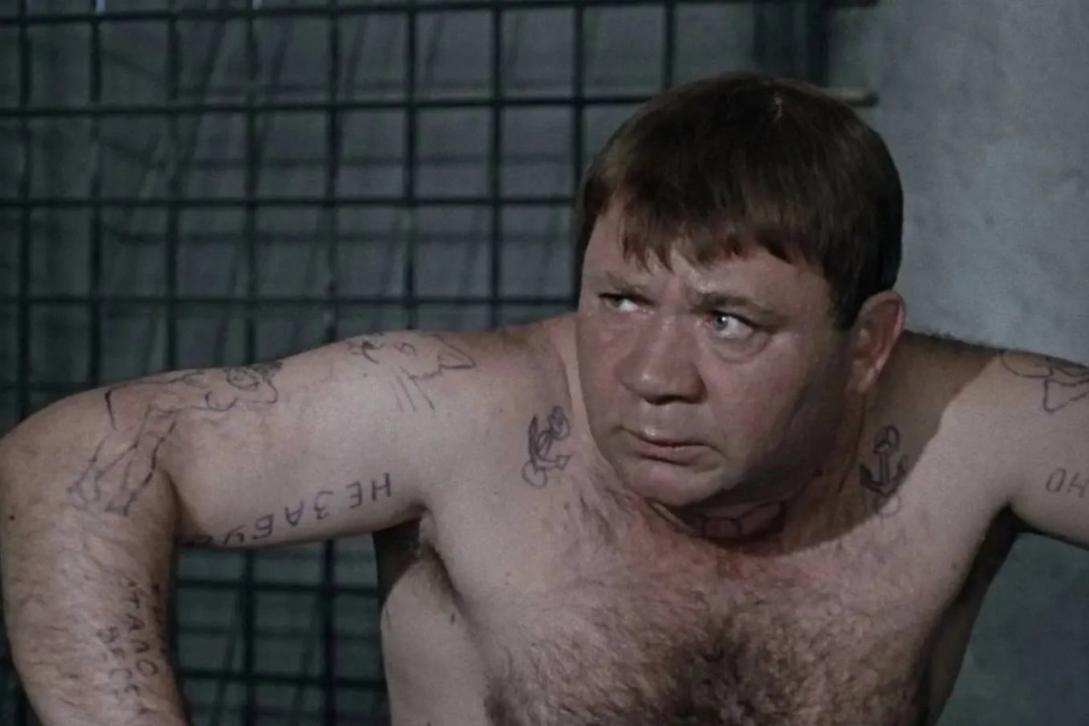 Евгений Леонов сыграл две роли в культовой комедии «Джентльмены удачи». Обложка © Кадр из фильма «Джентльмены удачи», режиссёр Александр Серый, сценаристы Георгий Данелия, Виктория Токарева / Kinopoisk