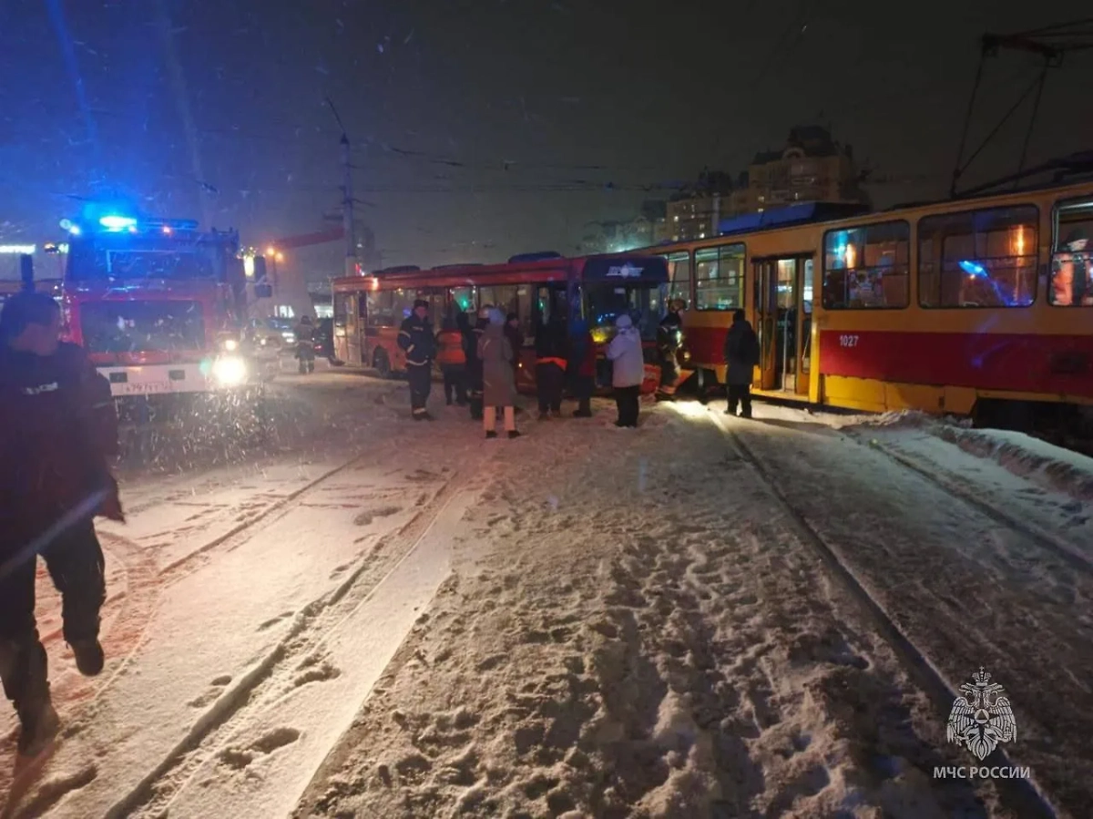Место столкновения трамвая и автобуса в Барнауле. Фото © МЧС Алтайского края