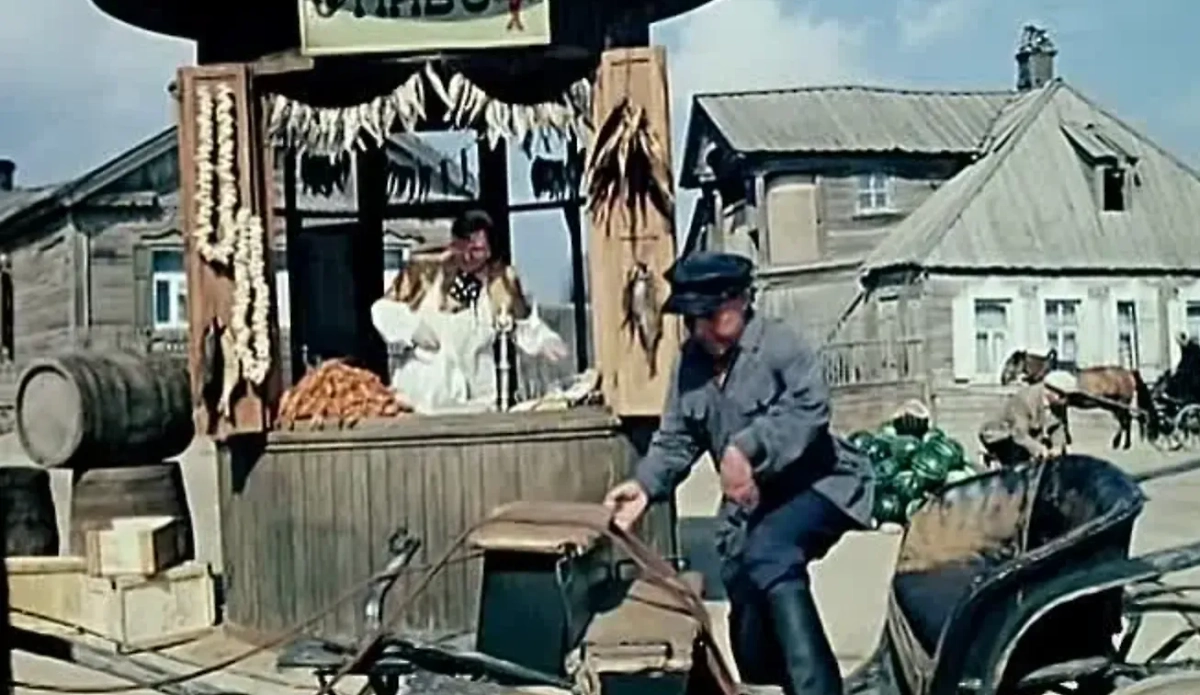 Фильм Гайдая «Не может быть». Пивные бочки загадочно телепортируются вокруг ларька. Кадр из фильма «Не может быть», режиссёр Леонид Гайдай и др. / Kinopoisk