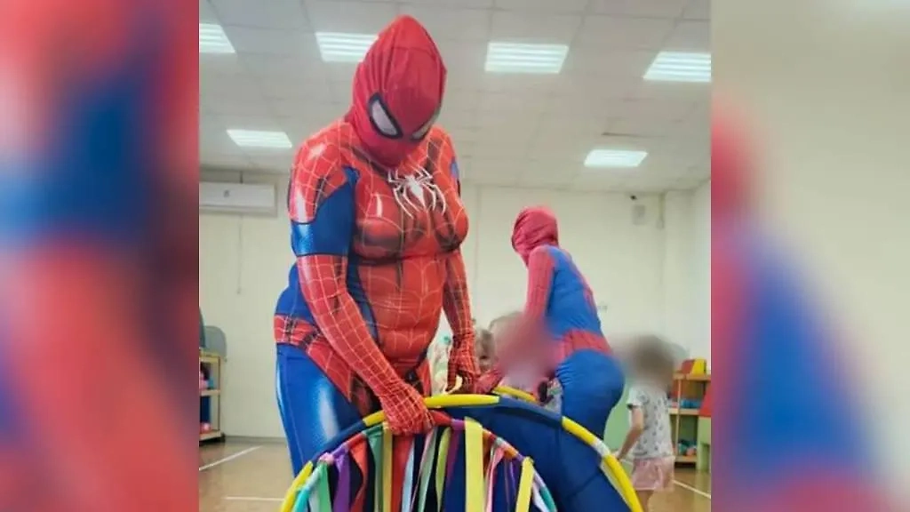 Воспитательницы в костюмах Человека-паука. Фото © SHOT