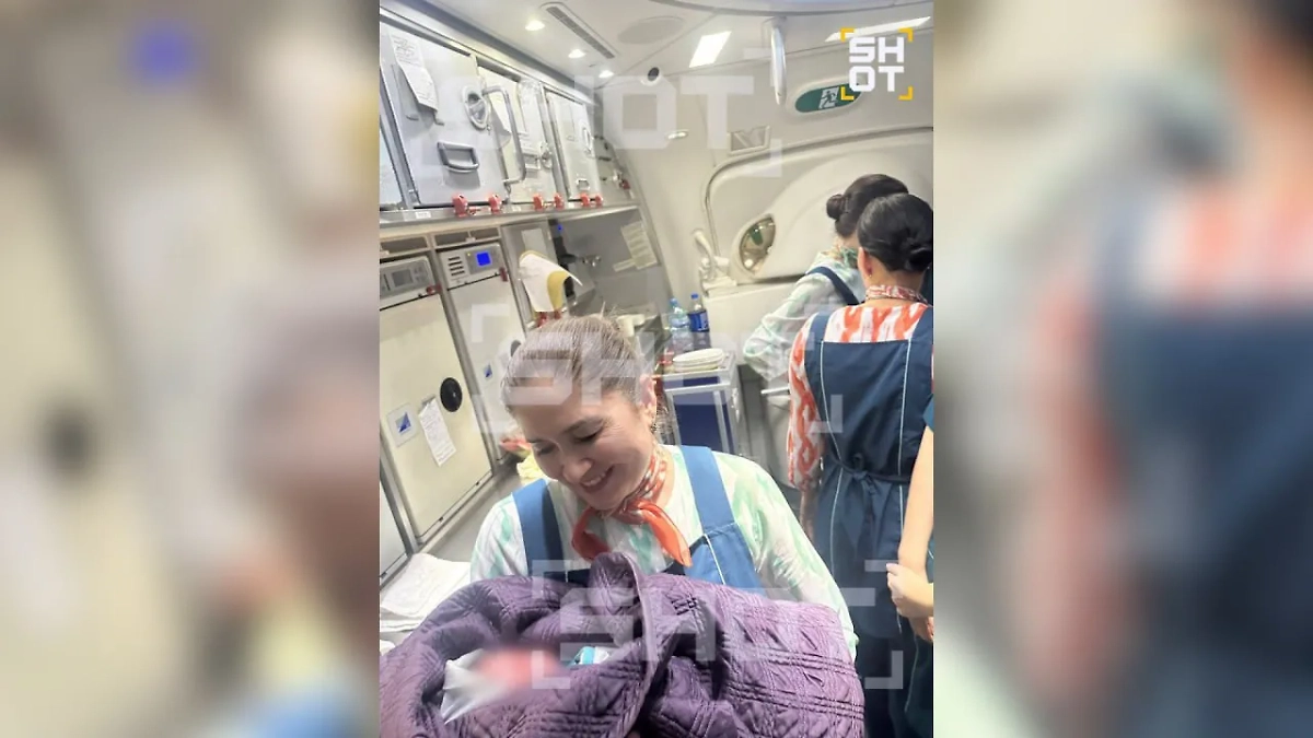Ребёнок родился на борту самолёта Uzbekistan Airways в небе над Гренландией. Фото © SHOT