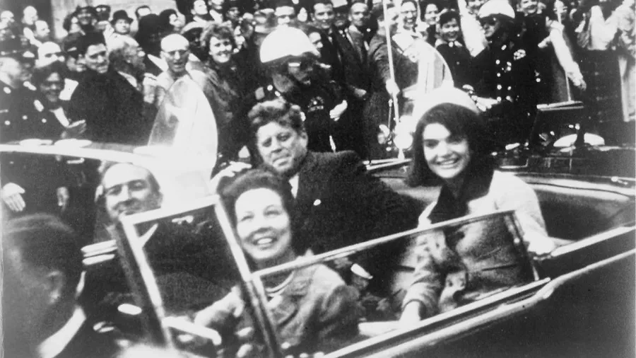 Джон Кеннеди за мгновения до рокового выстрела. Фото © Wikipedia / Victor Hugo King