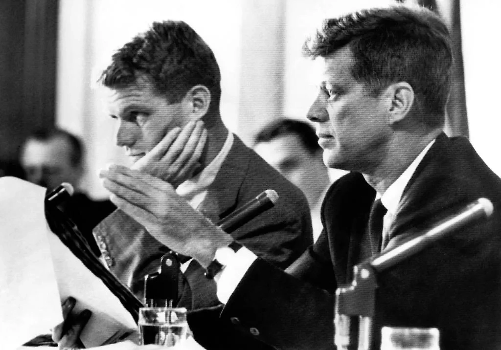 35-й президент США Джон Фицджеральд Кеннеди и его брат Роберт Кеннеди 12 августа 1958. Фото © DPA/ PHOTAS 