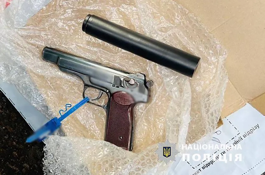 Пистолет, который они пытались купить. Фото © Национальная полиция