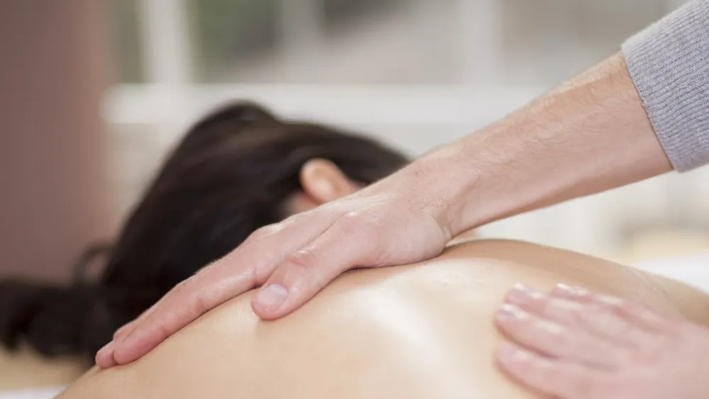 Водку можно пить, а можно ею обтираться. Последнее использовалось как метод снижения температуры, очень глупый и опасный. Фото © Shutterstock / FOTODOM / antoniodiaz