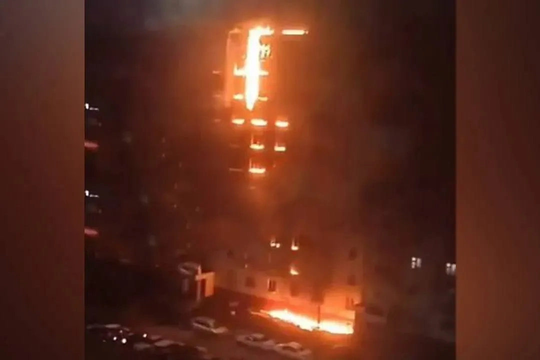 Горящая многоэтажка. Обложка © Telegram / SHOT