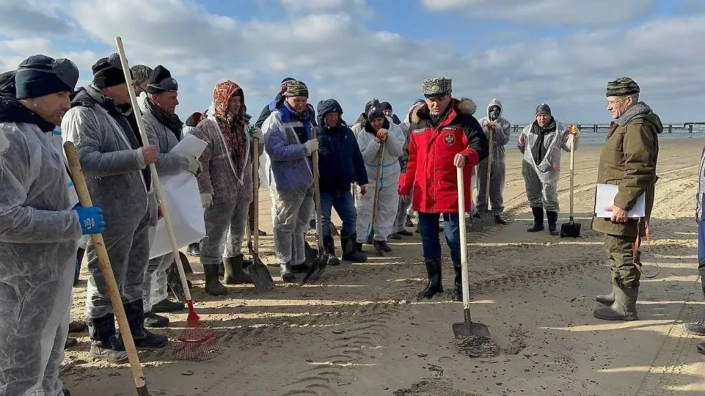 Уборка замазученного песка. Обложка © Telegram / Министерство ГО и ЧС КК