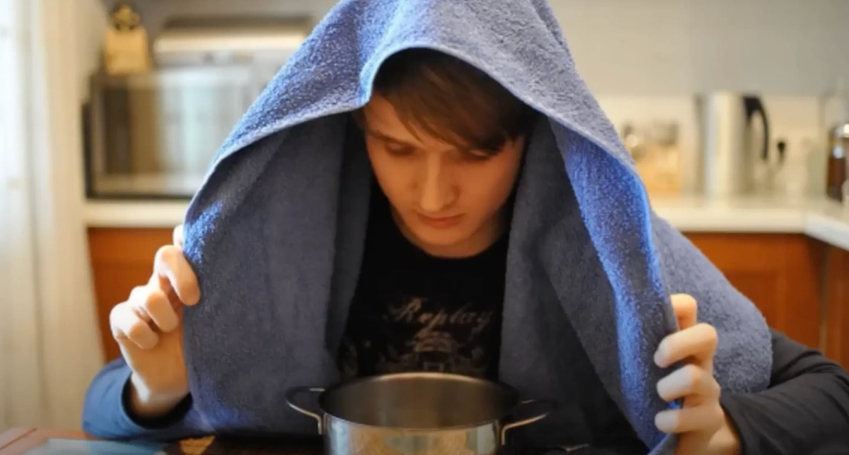 Советские ингаляции выглядели так: кастрюля с кипятком, полотенце, скамья. Фото © YouTube / Dmytro K. Zharko