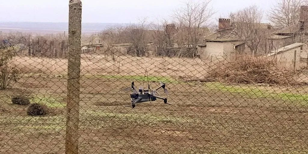 Застрявший в заборе в Васильевке украинский дрон. Обложка © Telegram / Павел Филипчук Глава округа