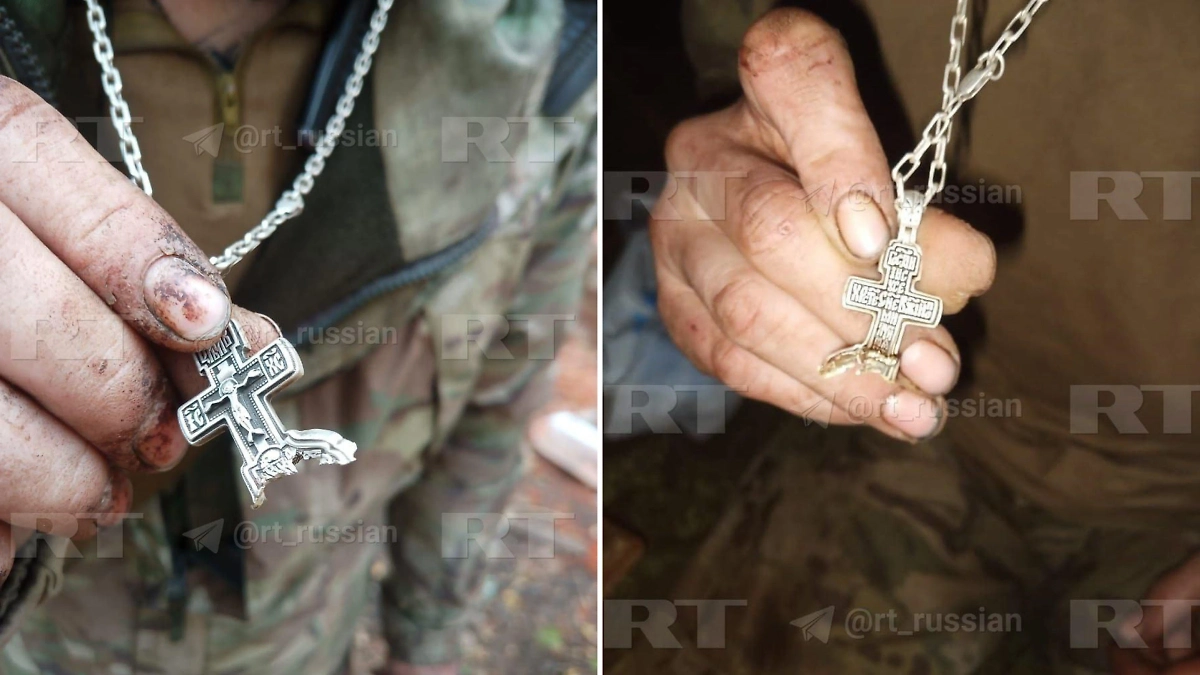 Крестик, остановивший осколок. Фото © Telegram / RT на русском